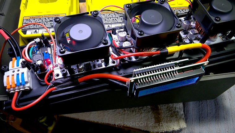 3 power boards fitted to the plastic track. The inputs are connected to the solar panel through a common DC wattmeter. 3 powerful fans ensure no overheating problems.